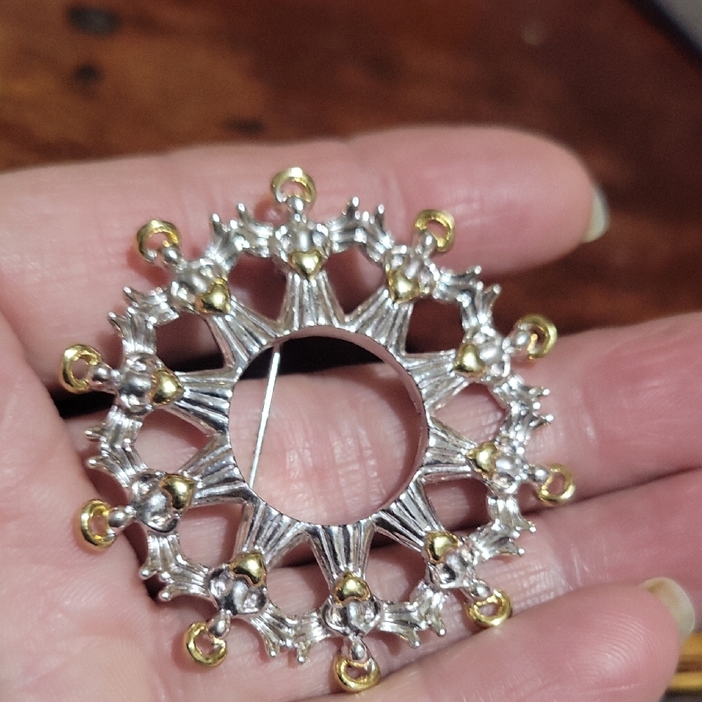 Avon Angel Wreath Brooch